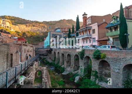 Tbilisi, Georgia - 14 ottobre 2020: Antiche Terme di zolfo nel distretto di Abanotubani Foto Stock