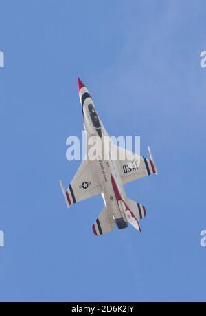 Huston, Stati Uniti. 17 Ott 2020. Un aereo si esibisce al Fort Worth Alliance Air Show di Fort Worth, Texas, Stati Uniti, 17 ottobre 2020. Credit: Tian Dan/Xinhua/Alamy Live News Foto Stock