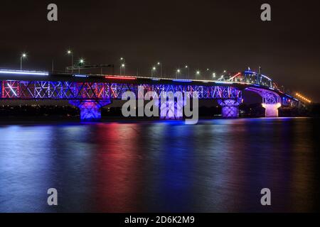 L'Auckland Harbour Bridge, Auckland, Nuova Zelanda, è illuminato di notte per l'anniversario di Auckland Foto Stock