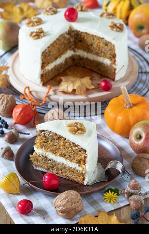 torta di mele di zucca con noci e crema di formaggio glassando Foto Stock