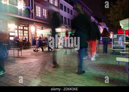 Duesseldorf, Germania. 17 Ott 2020. Gli ospiti potranno gustare cibo e bevande nel centro storico di Düsseldorf prima della chiusura, a partire dalle 11. Credit: Henning Kaiser/dpa/Alamy Live News Foto Stock