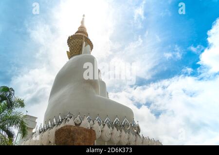 5 statue di buddha seduti sulla collina di Khao Kho, il bellissimo punto di riferimento e famoso in Thailandia. Foto Stock