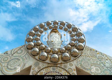 5 statue di buddha seduti sulla collina di Khao Kho, il bellissimo punto di riferimento e famoso in Thailandia. Foto Stock