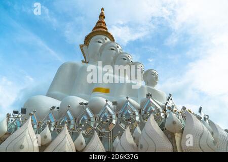 5 statue di buddha seduti sulla collina di Khao Kho, il bellissimo punto di riferimento e famoso in Thailandia. Foto Stock