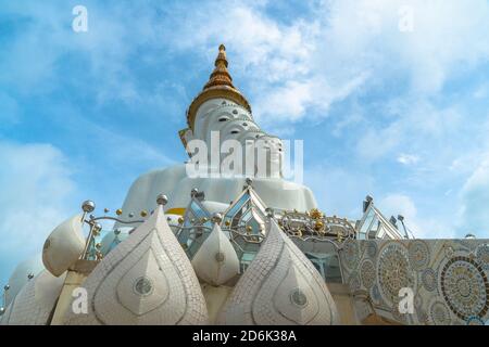 5 statue di buddha seduti sulla collina di Khao Kho, il bellissimo punto di riferimento e famoso in Thailandia. Foto Stock