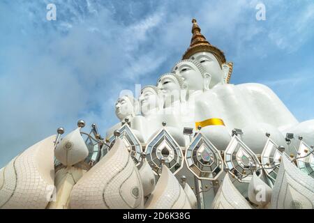 5 statue di buddha seduti sulla collina di Khao Kho, il bellissimo punto di riferimento e famoso in Thailandia. Foto Stock