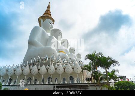 5 statue di buddha seduti sulla collina di Khao Kho, il bellissimo punto di riferimento e famoso in Thailandia. Foto Stock