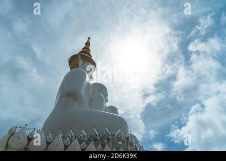 5 statue di buddha seduti sulla collina di Khao Kho, il bellissimo punto di riferimento e famoso in Thailandia. Foto Stock