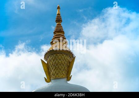 jada alta capelli sulla bella testa di Buddha a Wat Phachonkeaw Sulla collina di Khao Kho il bel punto di riferimento e famoso in Petchabun Thailandia Foto Stock