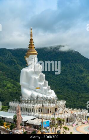 5 statue di buddha seduto sulla collina di Khao Kho il bello Simbolo e famoso in Petchabun Thailandia Foto Stock