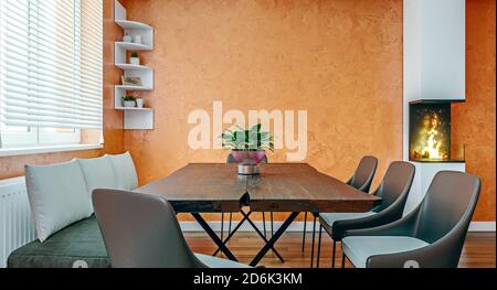 Moderna sala da pranzo di design italiano con piccolo camino con pareti in gesso arancione, mock-up, rendering 3d, illustrazione 3d Foto Stock