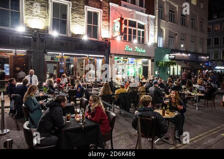 Last Night of Freedom come Tier 2 Lockdown è imposto in occasione di incontri presso ristoranti e bar a Soho, Londra, Regno Unito Foto Stock