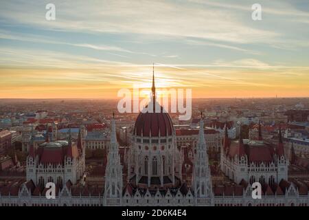 Incredibile foto aerea unuique sull'edificio del Parlamento ungherese. Belle luci del mattino. Foto Stock