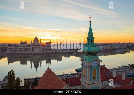 Incredibile foto aerea unuique sull'edificio del Parlamento ungherese. Belle luci del mattino. Foto Stock