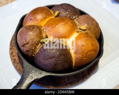 Pane di vari tipi sotto forma di panini serviti in una panoramica Foto Stock