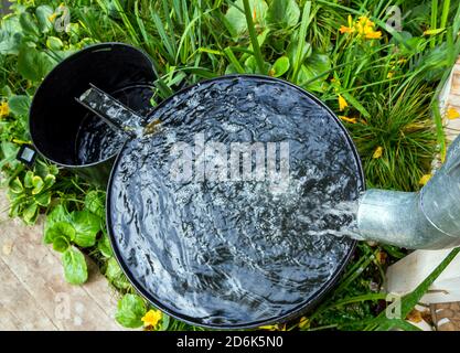 Due vasche di raccolta dell'acqua piovana con traboccamento Foto Stock