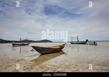 Barca di pesca in legno sulla spiaggia a koh samui, Thailandia. Foto Stock