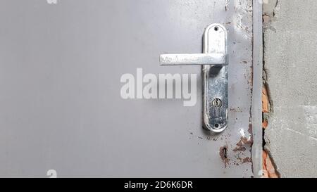 Vecchio pomello in metallo su una vecchia porta. Ruggine sulla manopola della portiera Foto Stock