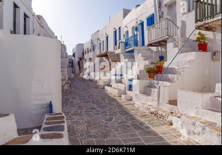 Il pittoresco castello con l'architettura unica delle Cicladi nel villaggio di Chora, l'isola di Folegandros, Cicladi, Grecia. Foto Stock