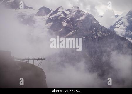 Nebbia che copre le vette vicino First, Svizzera in una giornata estiva. Foto Stock