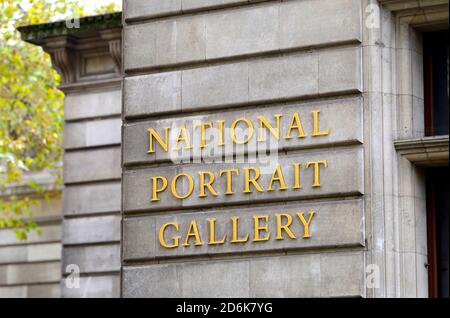 Londra, Inghilterra, Regno Unito. National Portrait Gallery su St Martin's Place Foto Stock