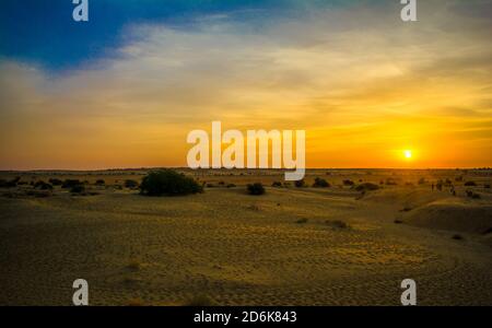 Vista del tramonto e dell'alba con cammello sulle dune di sabbia di Sam di Jaisalmer, la città dorata, un fascino ideale per gli appassionati di viaggi Foto Stock