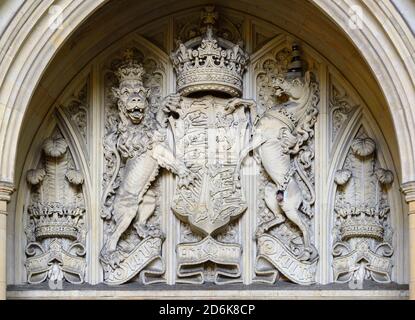 Londra, Inghilterra, Regno Unito. Versione Shield dello stemma britannico sopra l'ingresso del Sovrano alle Camere del Parlamento, (corno di Unicorn sotto re. Foto Stock