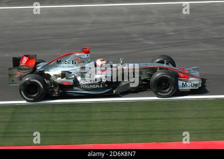 Imola, Italia - 23 aprile 2006: Campionato del mondo di F1. San Marino Grand Prix, Kimi Raikkonen in azione sulla McLaren MP4-21 durante le prove. Foto Stock