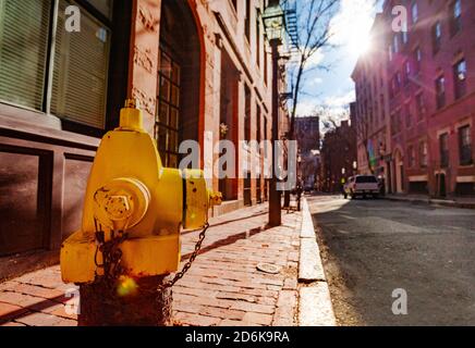 Idrante giallo sulla strada del centro di Boston New England quartier, Massachusetts, USA Foto Stock