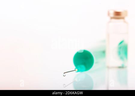 Vaccino flaconcino dose vaccino siringa ago farmaco antinfluenzale. Concetto di trattamento in un ospedale, supervisione medica, terapia. Copia spazio Foto Stock