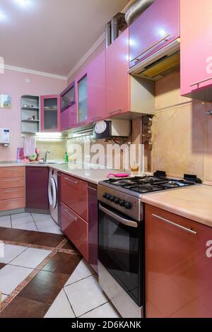 Cucina in affitto in appartamento, cornice verticale Foto Stock