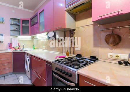 Set cucina di una piccola cucina in un appartamento arredato in affitto Foto Stock