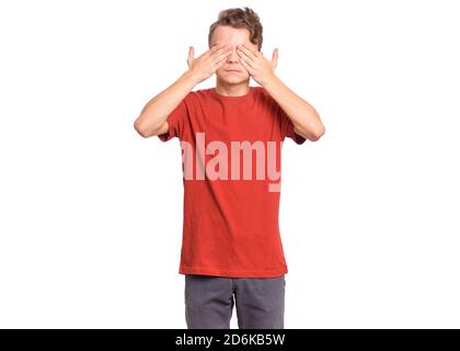 Bel ragazzo teenager con espressione triste che copre la faccia con le mani mentre piange, isolato su sfondo bianco Foto Stock