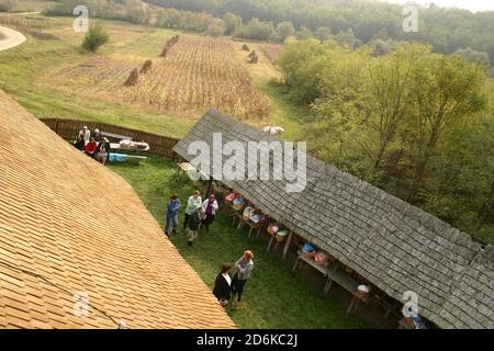 Leleasca, Contea di Olt, Romania. Radunarsi con cesti di elemosina nel cortile della chiesa ortodossa cristiana. Foto Stock