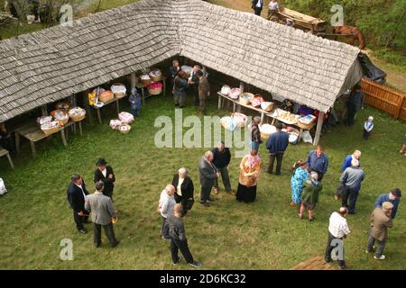 Leleasca, Contea di Olt, Romania. Radunarsi con cesti di elemosina nel cortile della chiesa ortodossa cristiana. Foto Stock