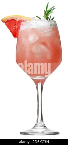 Cocktail in un bicchiere con un piede. Bevanda alcolica con frutti tropicali di erbe di pepe rosso e ghiaccio. Foto Stock