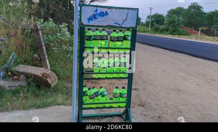 Bevanda analcolica di marca mirinda in esposizione presso uno scaffale del supermercato. Mirinda and DEW è una bevanda analcolica famosa e popolare in India. Foto Stock