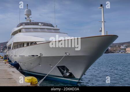 Yacht di lusso. Yacht ormeggiato lateralmente sul molo. Immagine stock Foto Stock