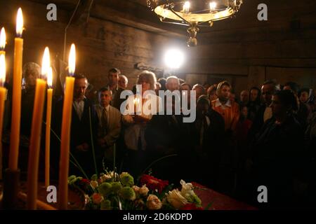 La chiesa ortodossa cristiana del 18 ° secolo a Leleasca, Olt County, Romania. Persone all'interno della chiesa durante il servizio religioso. Foto Stock