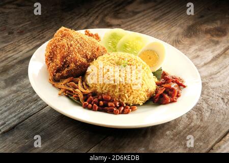 Cibo asiatico nasi biryani con pollo fritto Foto Stock