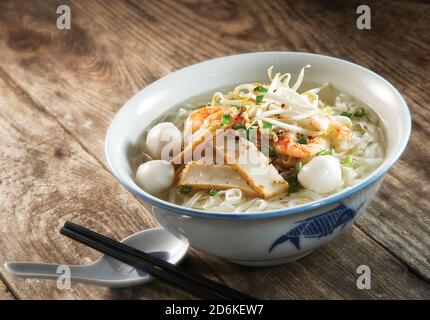 Zuppa di noodle di pesce di cibo asiatico Foto Stock