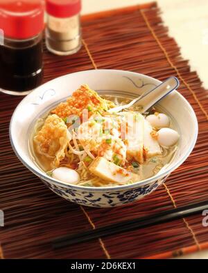 Zuppa di noodle di pesce di cibo asiatico Foto Stock