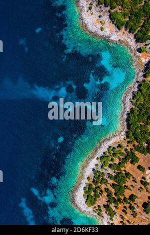 Tutte le variazioni di blu, scatto aereo di una spiaggia greca in Lefkada isola. Foto Stock