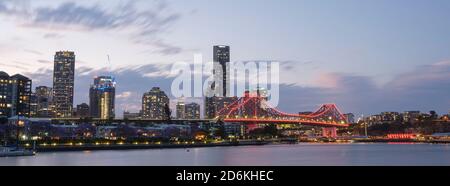 Tramonto sulla città di Brisbane, Australia. Visibile in lontananza è Story Bridge. Foto Stock