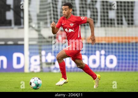 Augusta, Germania. 17 Ott 2020. Calcio: Bundesliga, FC Augusta - RB Leipzig, 4 ° incontro nella WWK-Arena. Tyler Adams di Lipsia gioca la palla. Credito: Matthias Balk/dpa - NOTA IMPORTANTE: In conformità con le norme del DFL Deutsche Fußball Liga e del DFB Deutscher Fußball-Bund, è vietato sfruttare o sfruttare nello stadio e/o nel gioco le fotografie scattate sotto forma di sequenze di immagini e/o serie di foto di tipo video./dpa/Alamy Live News Foto Stock