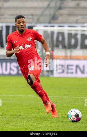 Augusta, Germania. 17 Ott 2020. Calcio: Bundesliga, FC Augusta - RB Leipzig, 4 ° incontro nella WWK-Arena. Benjamin Henrichs di Lipsia gioca la palla. Credito: Matthias Balk/dpa - NOTA IMPORTANTE: In conformità con le norme del DFL Deutsche Fußball Liga e del DFB Deutscher Fußball-Bund, è vietato sfruttare o sfruttare nello stadio e/o nel gioco le fotografie scattate sotto forma di sequenze di immagini e/o serie di foto di tipo video./dpa/Alamy Live News Foto Stock