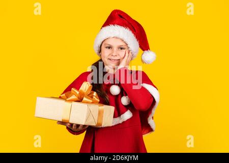 Grande regalo. Grande offerta natalizia. Regalo per bambini babbo natale. Concetto di giorno di boxe. Tutto quello che sognavo. Vacanza invernale Felice Anno Nuovo. e gioia natalizia. Sconto shopping stagionale. Regalo per bambina piccola. Foto Stock