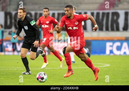 Augusta, Germania. 17 Ott 2020. Calcio: Bundesliga, FC Augusta - RB Leipzig, 4 ° incontro nella WWK-Arena. Benjamin Henrichs di Lipsia gioca la palla. Credito: Matthias Balk/dpa - NOTA IMPORTANTE: In conformità con le norme del DFL Deutsche Fußball Liga e del DFB Deutscher Fußball-Bund, è vietato sfruttare o sfruttare nello stadio e/o nel gioco le fotografie scattate sotto forma di sequenze di immagini e/o serie di foto di tipo video./dpa/Alamy Live News Foto Stock