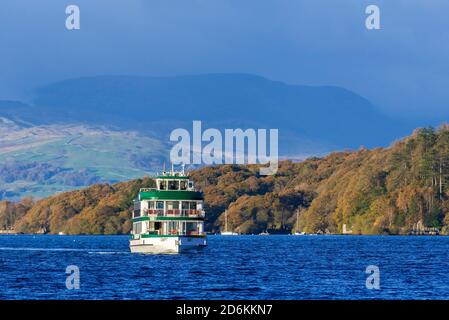 La nuovissima imbarcazione da 300 posti di Windermere Lake Cruises, MV Swift, arriva a Lakeside, all'estremità meridionale del lago Windermere. Foto Stock