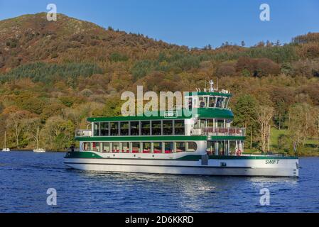 Windermere Lake Cruises, la nuovissima imbarcazione da 300 posti, MV Swift. Arrivando al lago sul lato sud del lago Windermere. Con i gommoni come alle spalle. Foto Stock